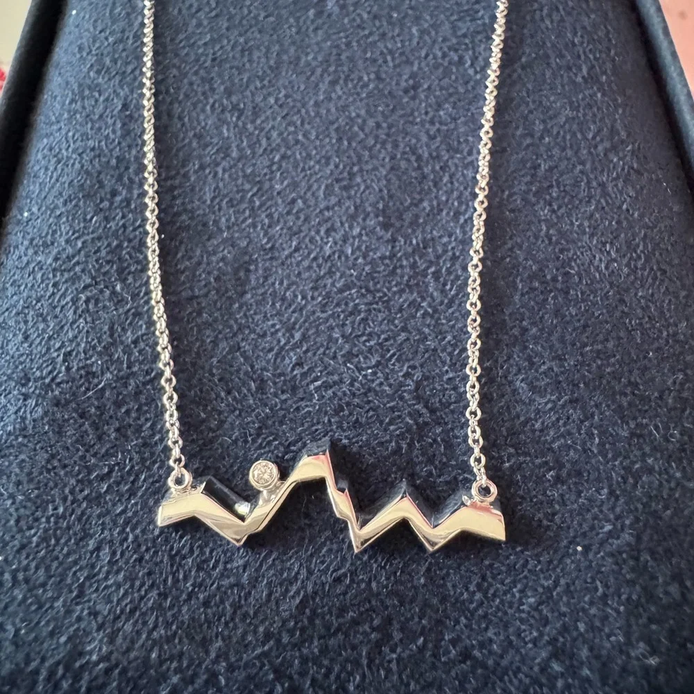 14k White Gold Mountain Outline Necklace 18” - Picture 3 of 15